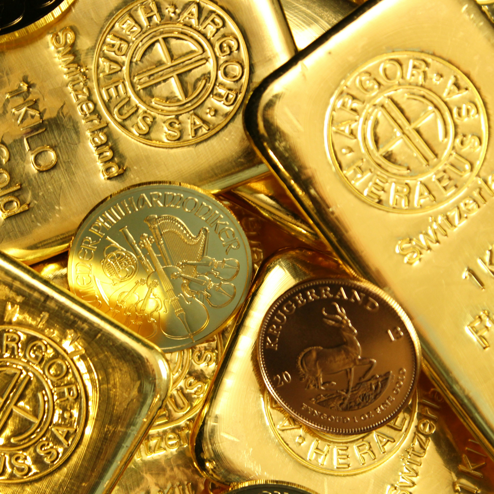 Goldmünzen und Goldbarren